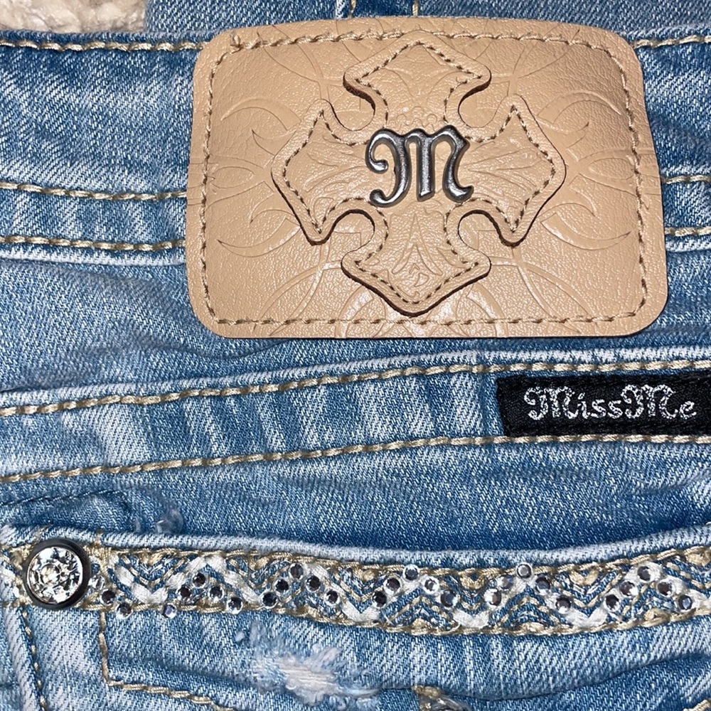 Miss Me Signature Crop Distressed Light Wash Low-Rise Size 29 - Picture 9 of 15